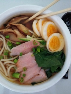 Una foto de Sopa ramen🍜😑 (con opción keto)