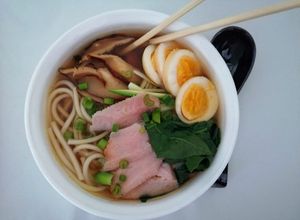 Una foto de Sopa ramen🍜😑 (con opción keto)