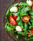 Ensalada de tomate, mozzarella, lechugas y albahaca