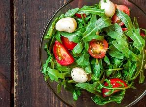 Una foto de Ensalada de tomate, mozzarella, lechugas y albahaca