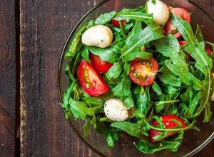 Una foto de Ensalada de tomate, mozzarella, lechugas y albahaca