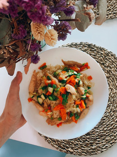 Una foto de Ensalada de arroz con pollo y verduritas