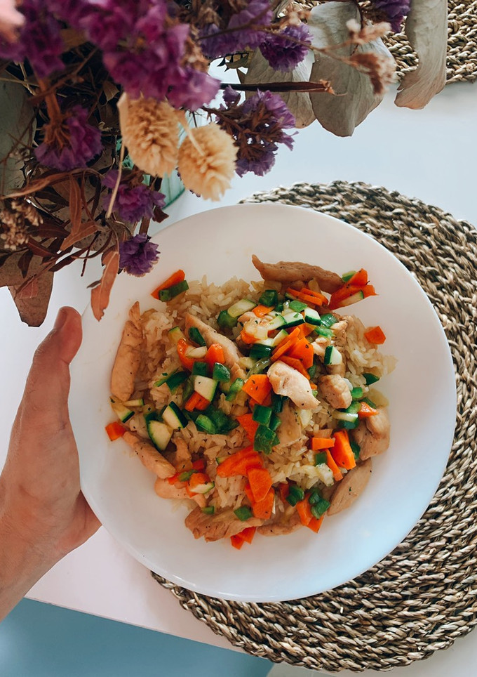 Una foto de Ensalada de arroz con pollo y verduritas