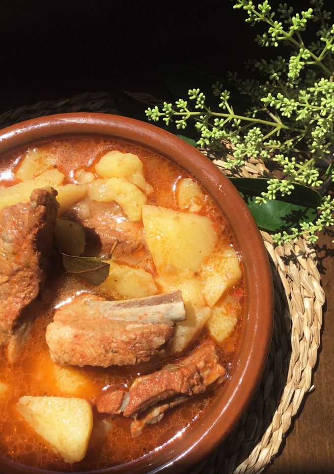 Una foto de Guiso de patata y costilla fresca adobada