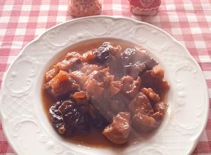 O poză a rețetei Carne de porc cu prune uscate.