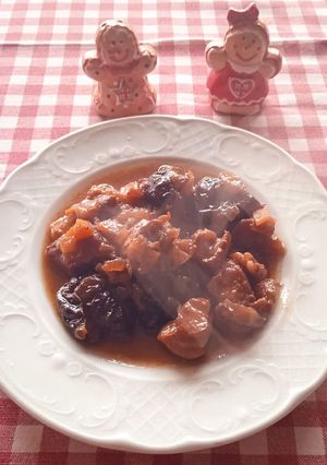 O poză a rețetei Carne de porc cu prune uscate.