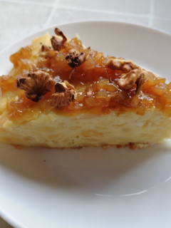 Una foto de Tortilla de patatas con queso de cabra y cebolla caramelizada