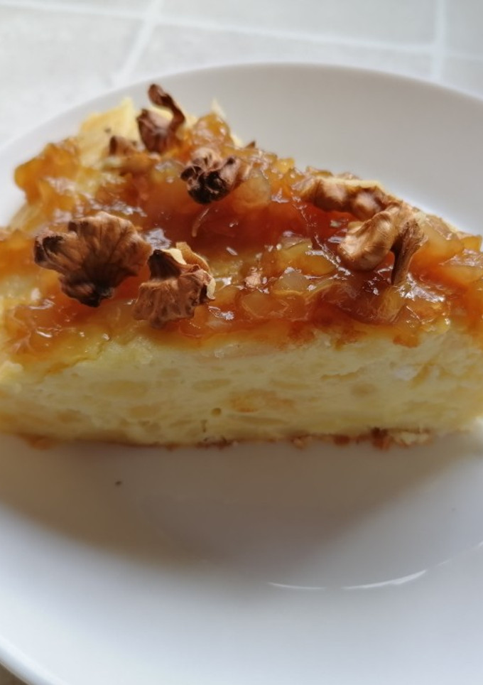 Una foto de Tortilla de patatas con queso de cabra y cebolla caramelizada