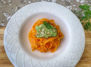 Foto di Tagliatelle di carote con pesto di prezzemolo e mandorle