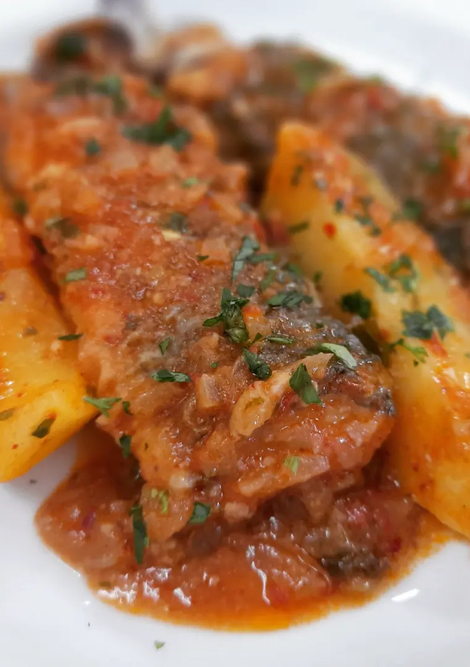 Una foto de Cazuela de merluza y patatas con almejas