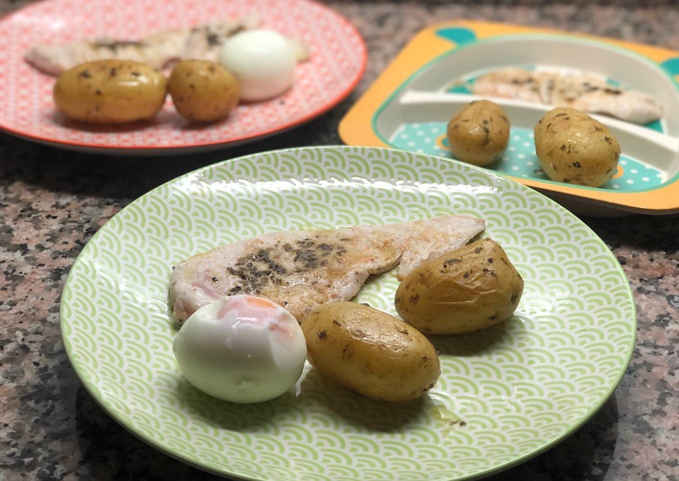Cena muy pero que muy fácil: pechugas a la plancha con patatas al<br />vapor y huevo duro