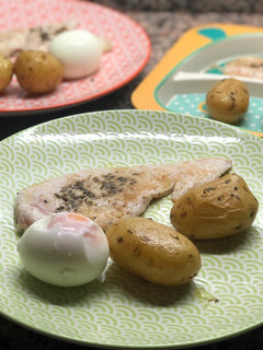 Una foto de Cena muy pero que muy fácil: pechugas a la plancha con patatas alvapor y huevo duro