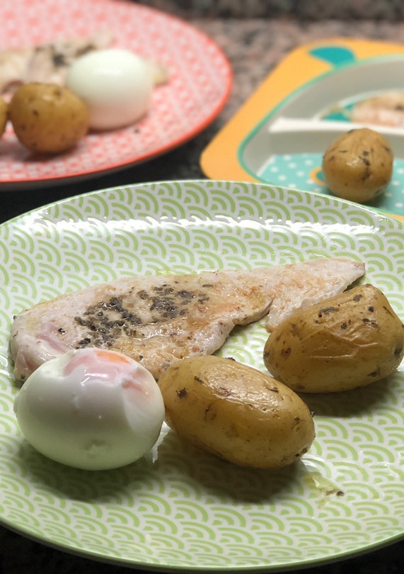 Una foto de Cena muy pero que muy fácil: pechugas a la plancha con patatas alvapor y huevo duro