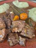 Ternera guisada con ginebra y bayas de enebro