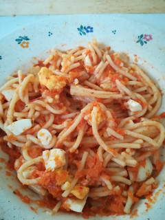 Una foto de Espaguetis con calabaza, huevo duro y queso cheddar