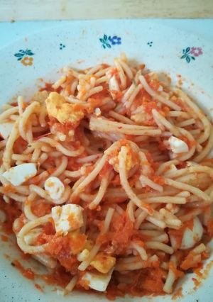 Una foto de Espaguetis con calabaza, huevo duro y queso cheddar