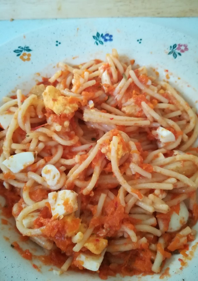 Una foto de Espaguetis con calabaza, huevo duro y queso cheddar