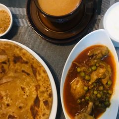 A picture of Chicken and peas curry.