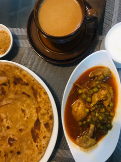 A picture of Chicken and peas curry.