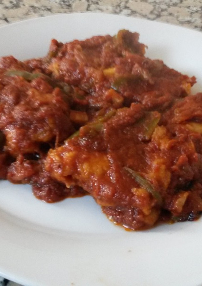 Una foto de Bacalao con tomate, cebolla y pimiento verde