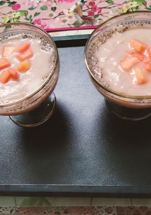 A picture of Papaya, banana and chia seeds Smoothie.