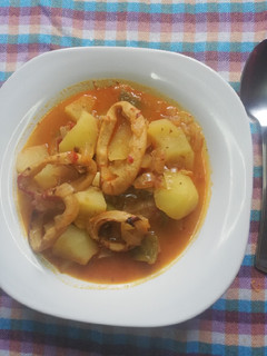 Una foto de Guiso de Calamares con Patatas
