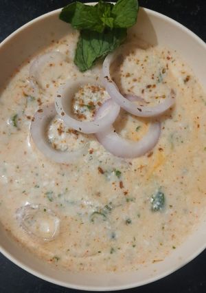 મિન્ટ ઓનિયન રાયતા (mint onion raita recipe in gujarati) રેસીપી મુખ્ય ફોટો
