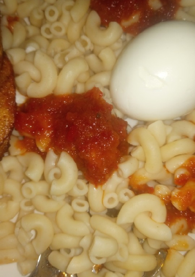A picture of Simple Macaroni, boiled egg & sauce.
