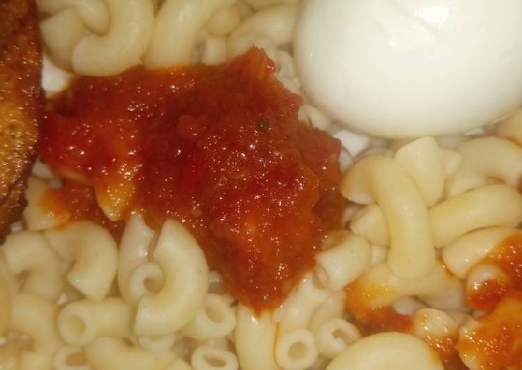 Simple Macaroni, boiled egg & sauce