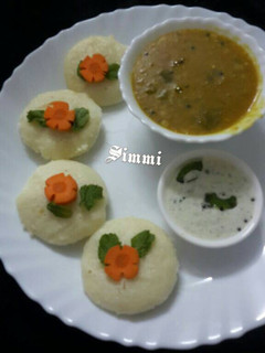 A picture of Idli sambhar.
