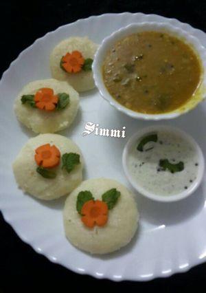 A picture of Idli sambhar.