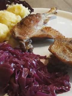 Fehérboros kacsacomb, pürével, párolt lilakáposztával recept fotója