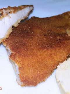 Una foto de Pechuga de pollo empanada