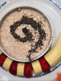 Una foto de Desayuno completo y nutritivo para los chicos. Caracol! 🐌 Con fruta, avena y yogur