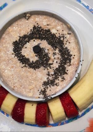 Una foto de Desayuno completo y nutritivo para los chicos. Caracol! 🐌 Con fruta, avena y yogur