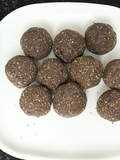 இம்முநிடி பூஸ்டர் ராகி உருண்டை(ragi balls recipe in tamil) செய்முறை முக்கிய புகைப்படம்