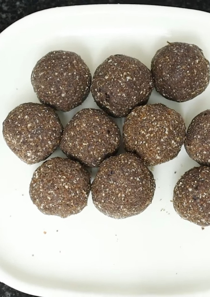 இம்முநிடி பூஸ்டர் ராகி உருண்டை(ragi balls recipe in tamil) செய்முறை முக்கிய புகைப்படம்
