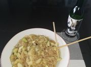 Una foto de ensalada japonesa de pepinos