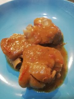 Una foto de Manitas de cerdo en salsa
