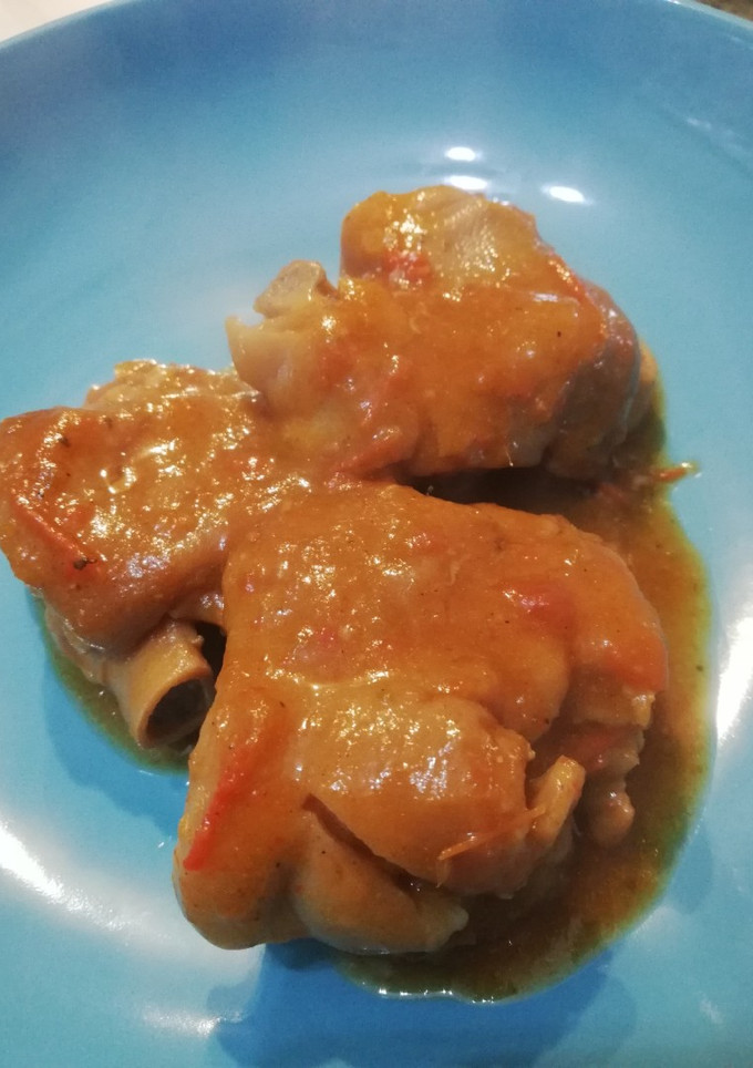 Una foto de Manitas de cerdo en salsa