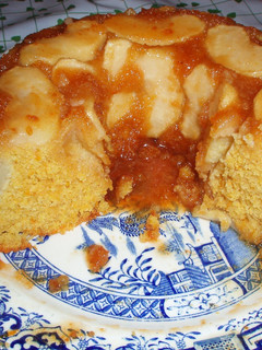 Una foto de Torta invertida con polenta y naranja, de manzanas verdes