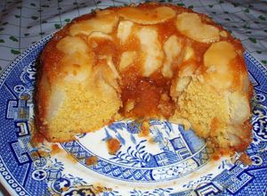 Una foto de Torta invertida con polenta y naranja, de manzanas verdes