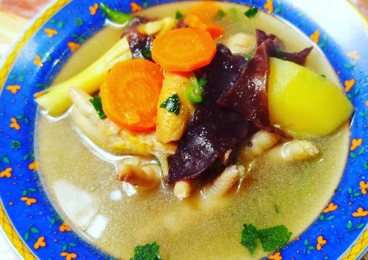 Sup ceker ayam pedas dengan kentang, wortel dan jamur