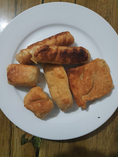 Una foto de Tequeños, pasteles, empanadas de queso y membrillo