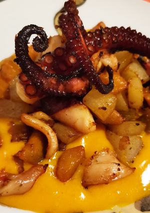 Foto di Polipo patate e zucca su crema di patata allo zafferano