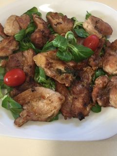 Una foto de Pierna de cabrito en salsa verde