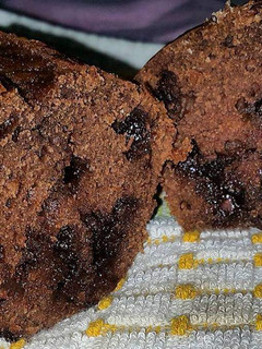 Una foto de Bizcocho de chocolate con chips a base de yogur