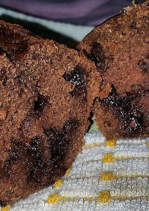 Una foto de Bizcocho de chocolate con chips a base de yogur