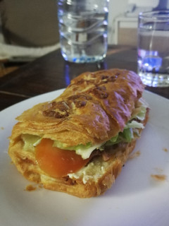 Una foto de Napolitana con atún y vegetales