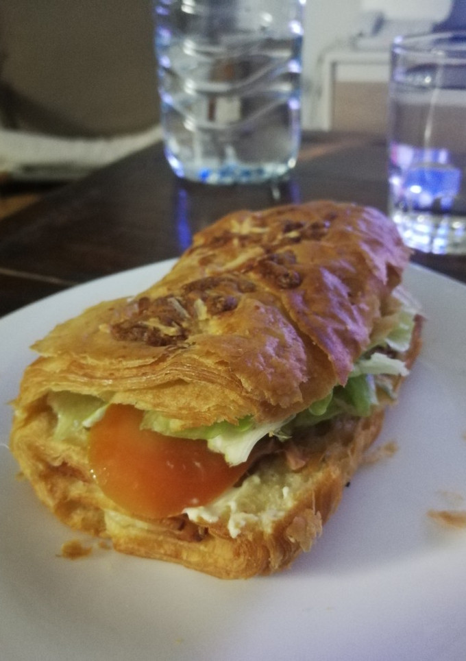 Una foto de Napolitana con atún y vegetales